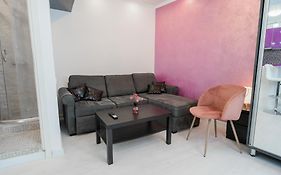 Ultra Central White & Lila Studio
